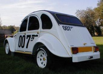 la 2 CV de James BOND
